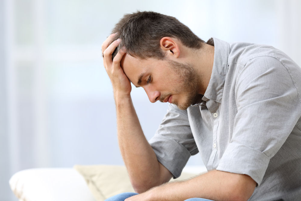 man experiencing side effects from misusing gabapentin alcohol